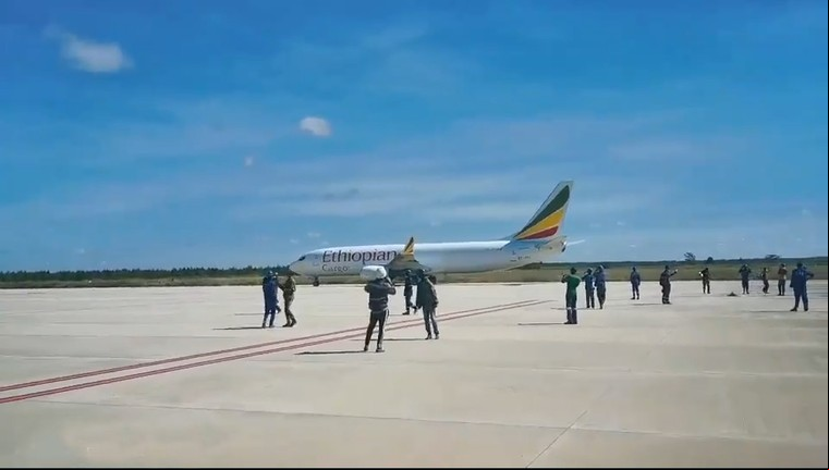 Boeing 737-800F da Ethiopian Cargo em aeroporto errado