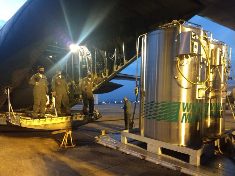 C-130 da FAB transportando oxigênio para Manaus