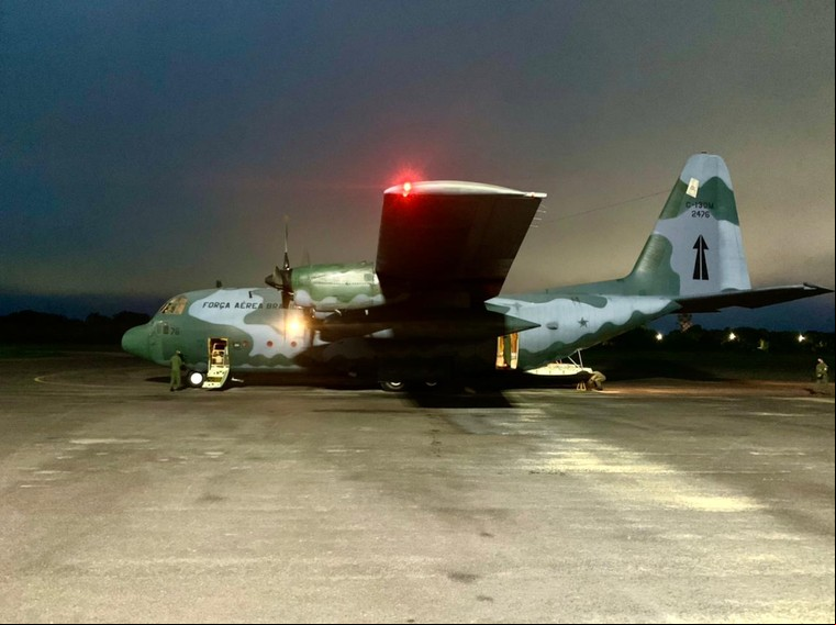 C-130 da FAB transportando oxigênio para Manaus