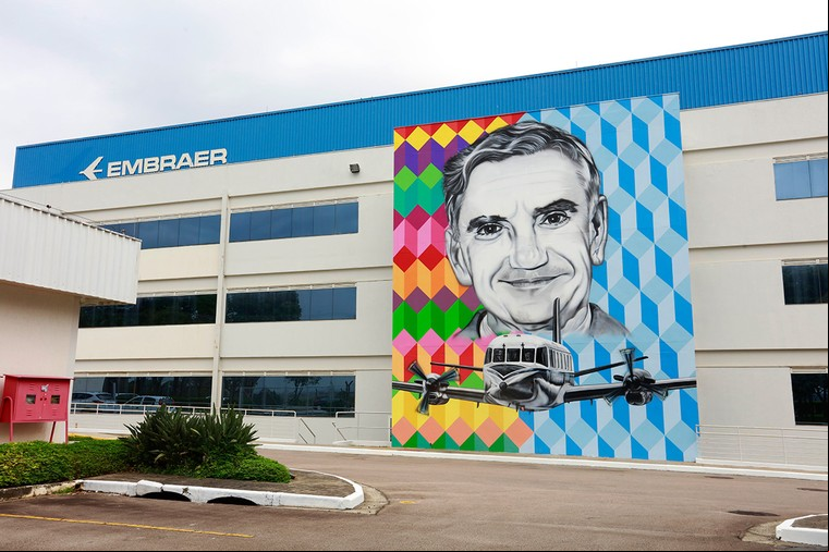 Mural da Embraer em homenagem ao Ozires Silva