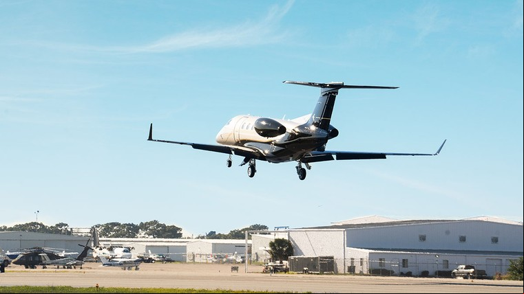 Phenom 300E momentos antes do pouso