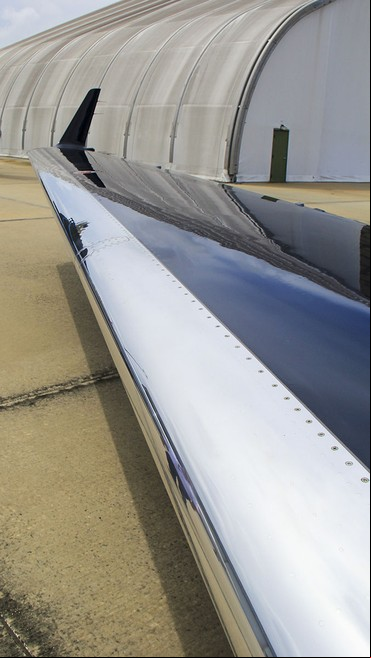Bordo de ataque da asa direita do Phenom 300E