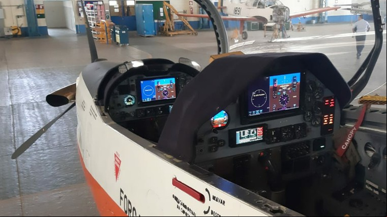 Novo cockpit digital do Embraer Tucano T-27 da FAB